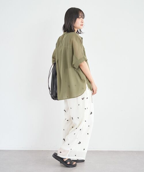 Green Parks(グリーンパークス)の「表面感裾ドロストシャツ(シャツ/ブラウス・レディース・ブラック/カーキ/オレンジ/アイボリー・FREE)」の20枚目の写真
