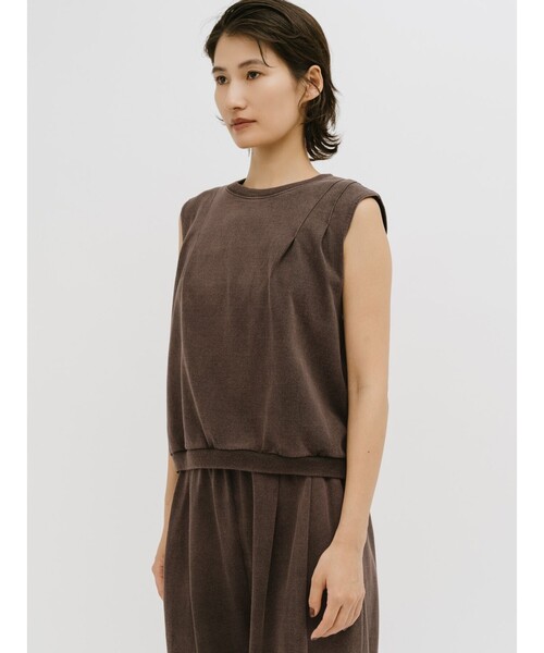 MIDIUMISOLID(ミディウミソリッド)の「MIDIUMISOLID for Ladies ピグメントタックノースリーブプルオーバー(Tシャツ/カットソー・レディース・チャコールグレー/ブラウン・FREE)」の7枚目の写真