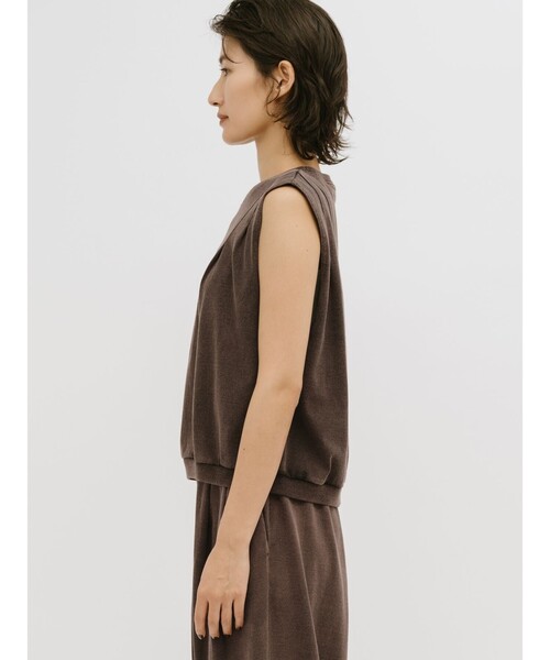MIDIUMISOLID(ミディウミソリッド)の「MIDIUMISOLID for Ladies ピグメントタックノースリーブプルオーバー(Tシャツ/カットソー・レディース・チャコールグレー/ブラウン・FREE)」の8枚目の写真