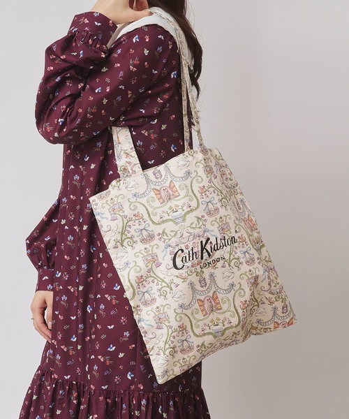 Cath Kidston(キャスキッドソン)の「トートバッグ Garden Rose(トートバッグ・レディース・アイボリー系/アイボリー/ネイビー/レッド・FREE)」の3枚目の写真