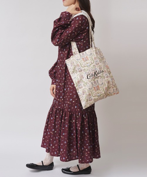 Cath Kidston(キャスキッドソン)の「トートバッグ Garden Rose(トートバッグ・レディース・アイボリー系/アイボリー/ネイビー/レッド・FREE)」の5枚目の写真