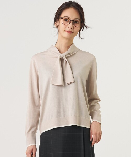 J.PRESS Ladies(J.プレス レディス)の「【一枚で着映え】WORSTED WOOL BLEND ボウタイデザイン ニット(ニット/セーター・レディース・ライトグレー系/ベージュ系/ワイン系・SMALL)」の2枚目の写真