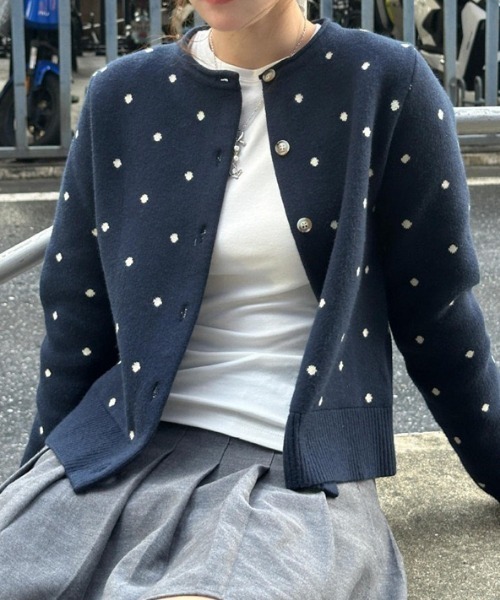 NANEA(ナネア)の「パールボタンドットニットカーディガン(カーディガン/ボレロ・レディース・ミント/ブルー/ネイビー/グレー・フリー)」の3枚目の写真
