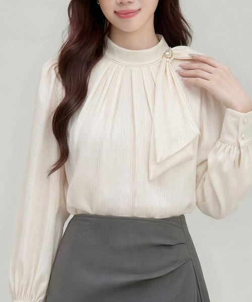 LUCPY（ラクピー）の「パールブローチボウタイブラウス（シャツ/ブラウス・レディース・ホワイト・X-LARGE/LARGE/MEDIUM/SMALL）」の3枚目の写真