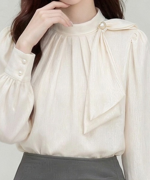 LUCPY（ラクピー）の「パールブローチボウタイブラウス（シャツ/ブラウス・レディース・ホワイト・X-LARGE/LARGE/MEDIUM/SMALL）」の5枚目の写真