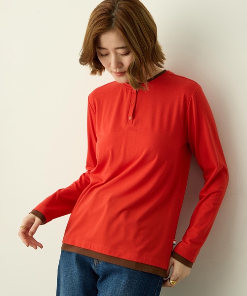 Petit Honfleur(プチオンフルール)の「ヘンリーネックレイヤード風ロングTシャツ(Tシャツ/カットソー・レディース・レッド/グレー・M/L)」の2枚目の写真