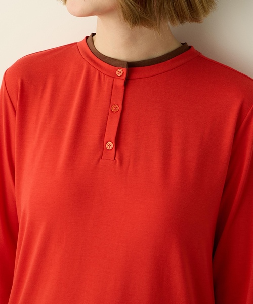 Petit Honfleur(プチオンフルール)の「ヘンリーネックレイヤード風ロングTシャツ(Tシャツ/カットソー・レディース・レッド/グレー・M/L)」の3枚目の写真