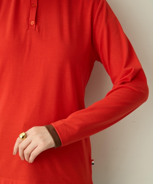 Petit Honfleur(プチオンフルール)の「ヘンリーネックレイヤード風ロングTシャツ(Tシャツ/カットソー・レディース・レッド/グレー・M/L)」の4枚目の写真