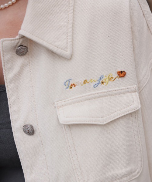 &soiree(アンドソワレ)の「ワンポイント刺繍オーバーサイズデニムジャケット(デニムジャケット・レディース・オフホワイト・SMALL/MEDIUM/LARGE)」の5枚目の写真