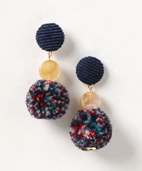 merlot plus（メルロープリュス）の「アクリルボンボンピアス4230（ピアス（両耳用）・レディース・オレンジ/ネイビー/ピンク・FREE）」の2枚目の写真