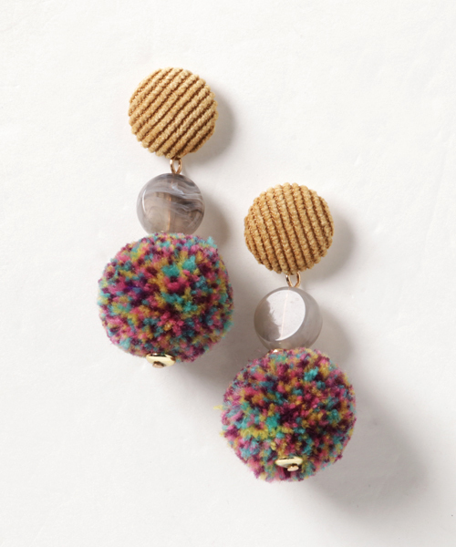 merlot plus（メルロープリュス）の「アクリルボンボンピアス4230（ピアス（両耳用）・レディース・オレンジ/ネイビー/ピンク・FREE）」の3枚目の写真