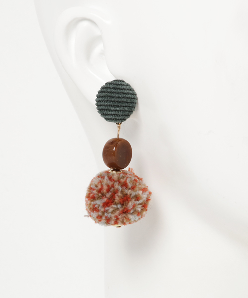 merlot plus（メルロープリュス）の「アクリルボンボンピアス4230（ピアス（両耳用）・レディース・オレンジ/ネイビー/ピンク・FREE）」の5枚目の写真