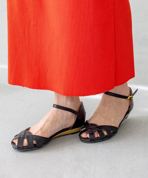 menue(メヌエ)の「ローウェッジ ストラップ サンダル(サンダル・レディース・ブラウン/グレイッシュベージュ/キャメル/ベージュ系その他/ダークブラウン/ライトグレー/ブルーグリーン/ブラック系その他/ブラック/マスタード/シルバー/ホワイト/ブラウン系その他/グリーン/ブルー/ベージュ系その他2/イエロー/ベージュ系その他3/ホワイト系その他/ブラック系その他2・25.0cm/25.5cm/26.0cm/26.5cm/23.5cm/21.0cm/22.5cm/27.0cm/21.5cm/22.0cm/24.5cm/23.0cm/24.0cm)」の4枚目の写真
