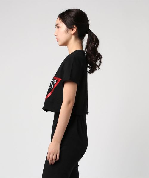 Guess（ゲス）の「TRIANGLE LOGO CROPPED TEE（Tシャツ/カットソー）」 WEAR