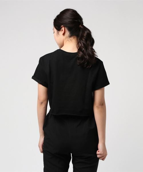 Guess（ゲス）の「TRIANGLE LOGO CROPPED TEE（Tシャツ/カットソー）」 WEAR