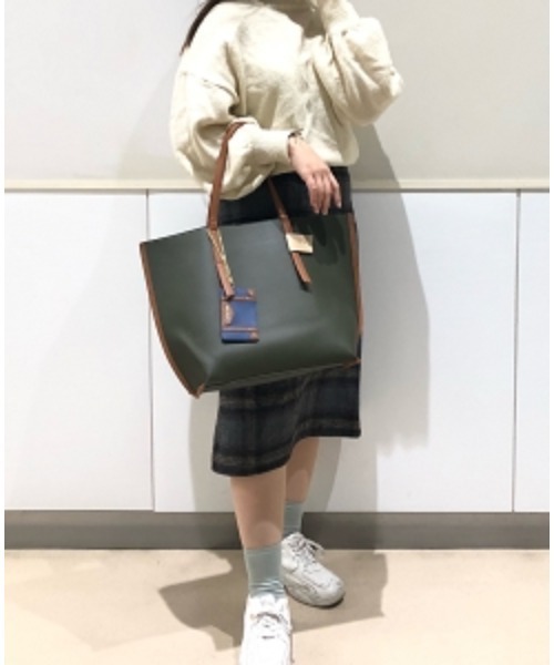 COLORS & chouette（カラーズアンドシュエット）の「配色トートバッグ（トートバッグ・レディース・ライトブルー/ブラック/グレー/ピンク/レッド/ベージュ/キャメル/カーキ/ネイビー・FREE）」の5枚目の写真