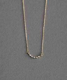 さり気なく女性らしさをプラス。ビジューモチーフペンダント