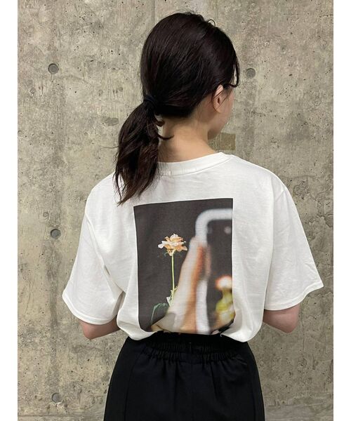 MURUA（ムルーア）の「【MURUA×217..NINA】フラワーシューティングTシャツ（Tシャツ/カットソー・レディース・ホワイト/イエロー・FREE）」の2枚目の写真