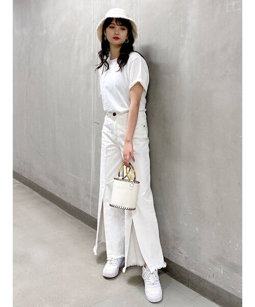 MURUA（ムルーア）の「【MURUA×217..NINA】フラワーシューティングTシャツ（Tシャツ/カットソー・レディース・ホワイト/イエロー・FREE）」の4枚目の写真