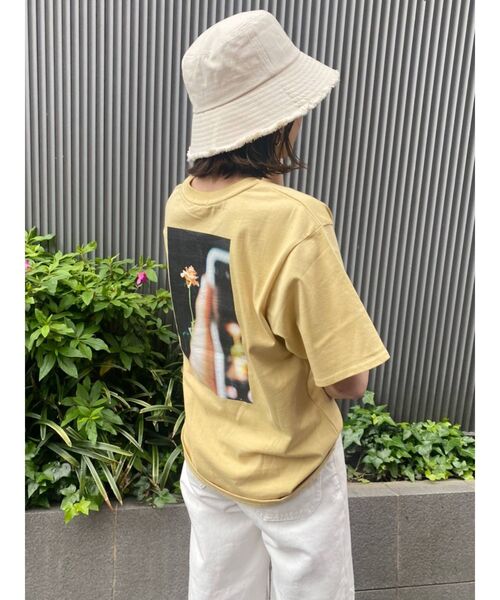 MURUA（ムルーア）の「【MURUA×217..NINA】フラワーシューティングTシャツ（Tシャツ/カットソー・レディース・ホワイト/イエロー・FREE）」の5枚目の写真