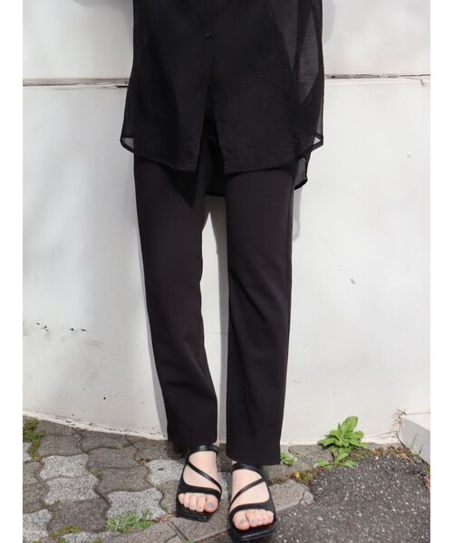 MURUA（ムルーア）の「ウエストタックテーパードパンツ（その他パンツ・レディース・ライトグリーン/ベージュ/ブラック・2/1）」の2枚目の写真