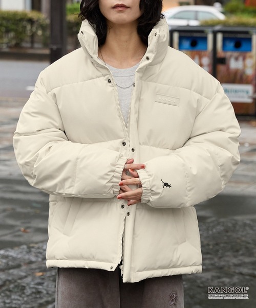 KANGOL(カンゴール)の「KANGOL/カンゴール 別注 ビッグシルエット ラバーネーム/ロゴ刺繍 ハイネック ボリュームスリーブ中綿ジャケット(ダウンジャケット/コート・メンズ・ライトグレー/ダークネイビー/ブラック/ブラウン/チャコール/グリーン系/オリーブ/ライトベージュ/アッシュブラウン/アイボリー/チャコールグレー/ライトグリーン・L/M/S)」の14枚目の写真