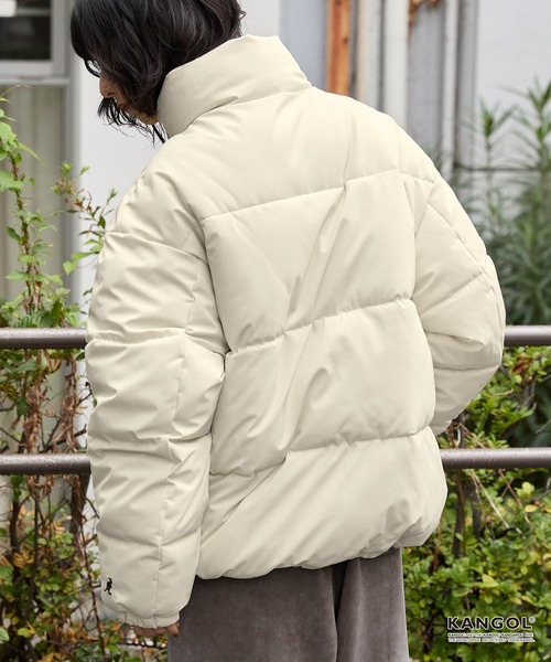 KANGOL(カンゴール)の「KANGOL/カンゴール 別注 ビッグシルエット ラバーネーム/ロゴ刺繍 ハイネック ボリュームスリーブ中綿ジャケット(ダウンジャケット/コート・メンズ・ライトグレー/ダークネイビー/ブラック/ブラウン/チャコール/グリーン系/オリーブ/ライトベージュ/アッシュブラウン/アイボリー/チャコールグレー/ライトグリーン・L/M/S)」の16枚目の写真