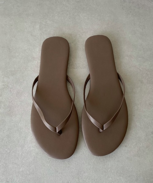 y/m by misato（イムバイミサト）の「トングサンダル（サンダル・レディース・シルバー/ベージュ/ブラック・LARGE/MEDIUM）」の2枚目の写真