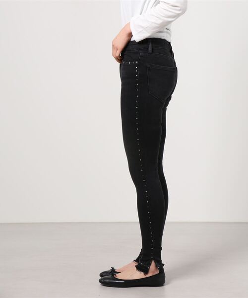 ALLSAINTS（オールセインツ）の「MILLER MID-RISE STUDDED STRETCH SKINNY JEANS, BLACK | MILLER ミッドライズ スタッズ ストレッチ スキニー ジーンズ, ブラック（デニムパンツ・レディース・ブラック・24/25/26/27/28）」の2枚目の写真