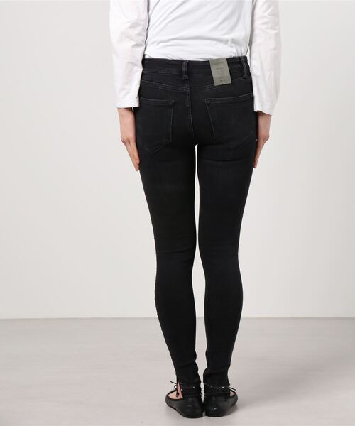 ALLSAINTS（オールセインツ）の「MILLER MID-RISE STUDDED STRETCH SKINNY JEANS, BLACK | MILLER ミッドライズ スタッズ ストレッチ スキニー ジーンズ, ブラック（デニムパンツ・レディース・ブラック・24/25/26/27/28）」の8枚目の写真