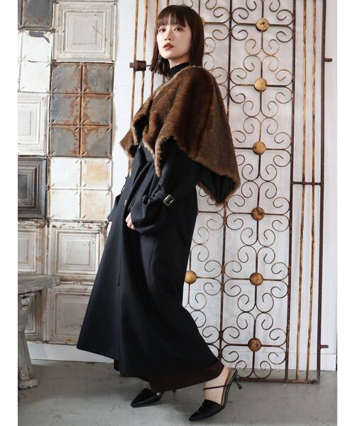 MURUA(ムルーア)の「エコファーケープコート(トレンチコート・レディース・カーキ/ブラック・FREE)」の17枚目の写真