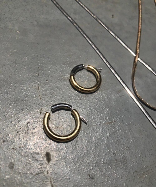 FIG&VIPER（フィグアンドバイパー）の「配色フープピアス（ピアス（両耳用）・レディース・ゴールド/シルバー・FREE）」の6枚目の写真