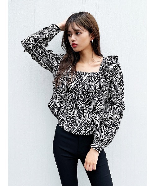 ENVYM(アンビー)の「ラッフルBlouse(シャツ/ブラウス・レディース・ゼブラ/ブラック・FREE)」の2枚目の写真