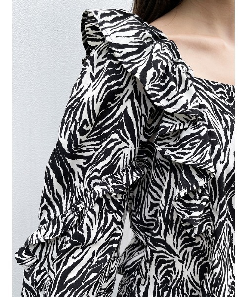 ENVYM(アンビー)の「ラッフルBlouse(シャツ/ブラウス・レディース・ゼブラ/ブラック・FREE)」の7枚目の写真