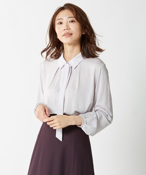 J.PRESS Ladies(J.プレス レディス)の「ウォッシャブルウールジャージー ボウタイ シャツ襟 カットソー(Tシャツ/カットソー・レディース・ピンク系/サックスブルー系/ライトグレー系/ワイン系・SMALL)」の1枚目の写真