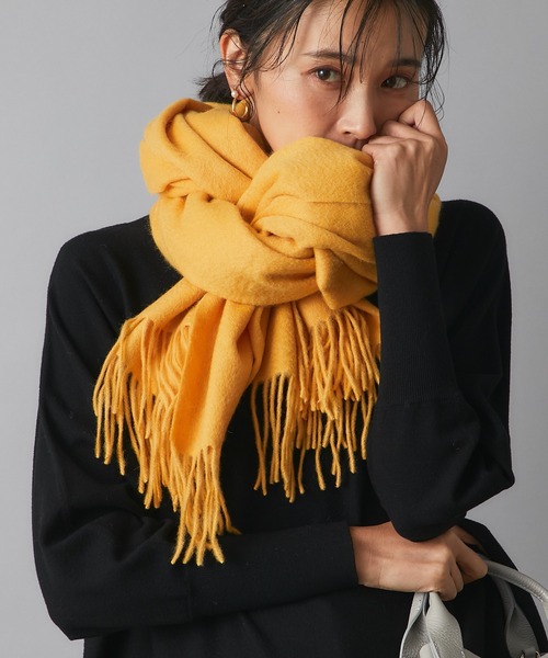 RIVE DROITE（リヴドロワ）の「巻き方次第で色々なアレンジが楽しめる　カシミヤストール（ストール/ショール・レディース・イエロー/アイボリー/グレー/レッド・FREE）」の4枚目の写真