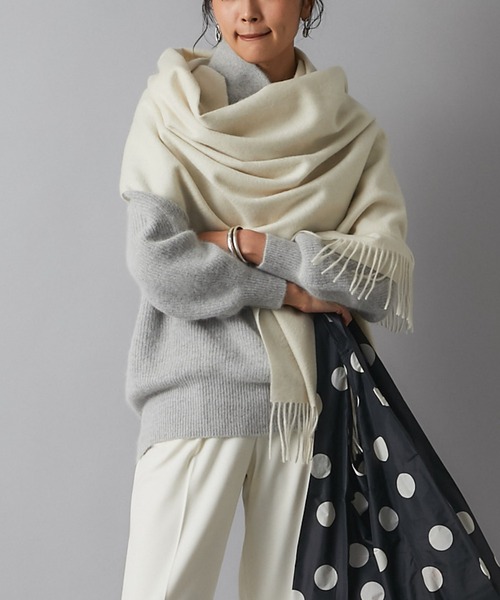 RIVE DROITE（リヴドロワ）の「巻き方次第で色々なアレンジが楽しめる　カシミヤストール（ストール/ショール・レディース・イエロー/アイボリー/グレー/レッド・FREE）」の2枚目の写真