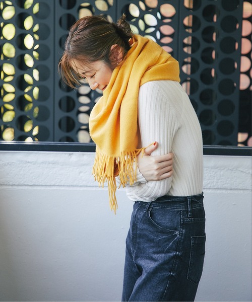 RIVE DROITE（リヴドロワ）の「巻き方次第で色々なアレンジが楽しめる　カシミヤストール（ストール/ショール・レディース・イエロー/アイボリー/グレー/レッド・FREE）」の5枚目の写真