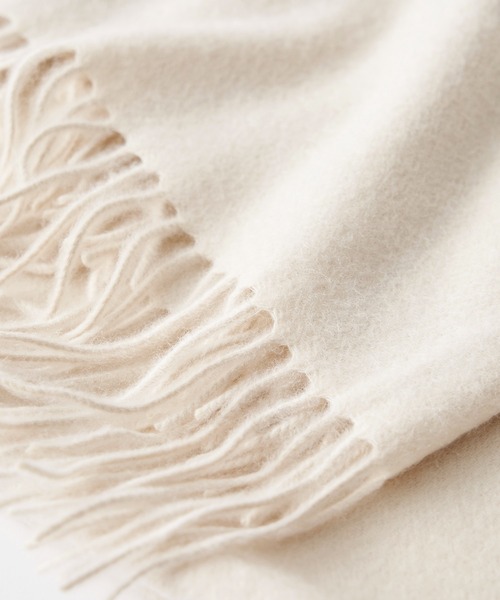 RIVE DROITE（リヴドロワ）の「巻き方次第で色々なアレンジが楽しめる　カシミヤストール（ストール/ショール・レディース・イエロー/アイボリー/グレー/レッド・FREE）」の6枚目の写真