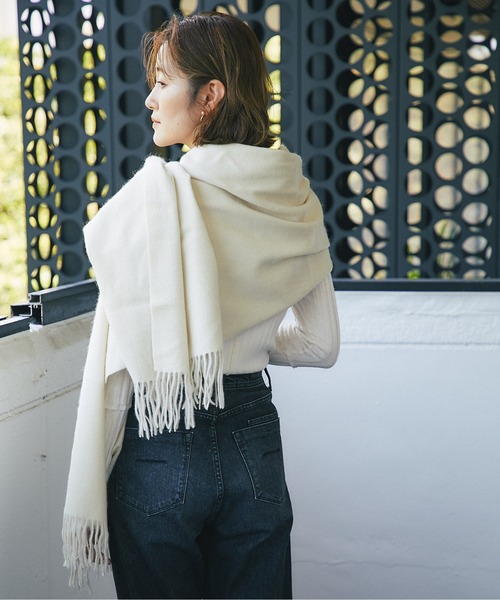 RIVE DROITE（リヴドロワ）の「巻き方次第で色々なアレンジが楽しめる　カシミヤストール（ストール/ショール・レディース・イエロー/アイボリー/グレー/レッド・FREE）」の9枚目の写真