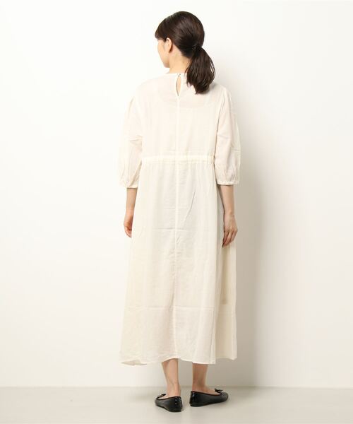 note et silence (ノートエシロンス)の「◇【AMB100貨】ハイツイストジョーゼット ギャザーワンピース(ワンピース・レディース・オフホワイト/グレー・FREE)」の21枚目の写真