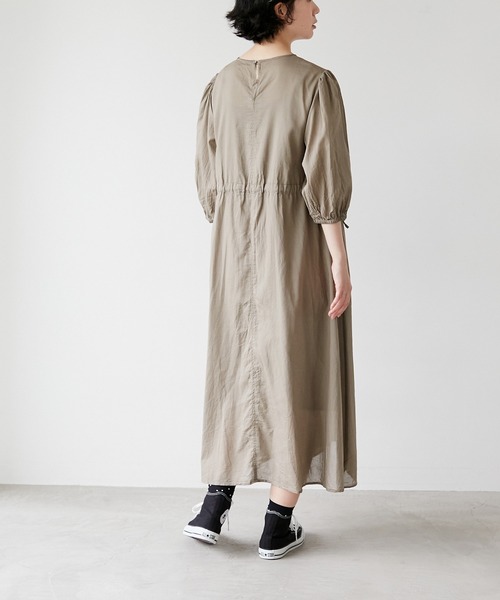 note et silence (ノートエシロンス)の「◇【AMB100貨】ハイツイストジョーゼット ギャザーワンピース(ワンピース・レディース・オフホワイト/グレー・FREE)」の12枚目の写真