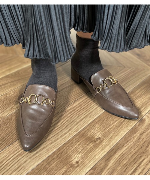 DULCIS REGALO（ドルキス レガロ）の「DulcisRegalo(ドルキスレガロ) ゴールドチェーン付きポインテッドトゥ ミュール（パンプス・レディース・ブラック/パイソン/ダークブラウン・M/L/LL/S）」の3枚目の写真