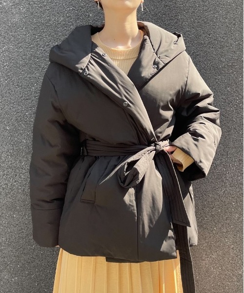 CASA FLINE（カーサフライン）の「中綿ボリュームショートコート（その他アウター・レディース・ホワイト/ブラック・FREE）」の2枚目の写真