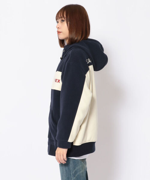 AVIREX(アヴィレックス)の「2TONE BIG FLEECE PARKA/ 2トーン ビッグフリースパーカー(ブルゾン・レディース・ネイビー/アイボリー/カモフラージュ・FREE)」の4枚目の写真