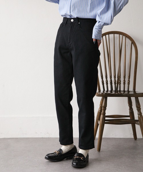 Chillfar（チルファー）の「テーパードカラーデニムパンツ（デニムパンツ・レディース・ブラック/ブラウン/サックスブルー/アイボリー/ダークブルー/グレイッシュベージュ/チャコール・MEDIUM/LARGE）」の3枚目の写真