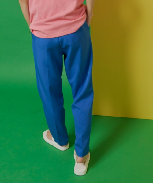 カラータックテーパードパンツ