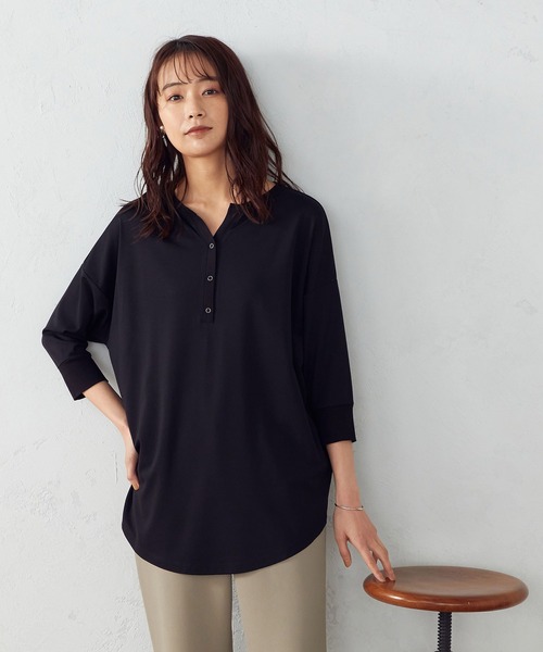 COMME CA ISM(コムサイズム)の「ヘンリーネック チュニック(Tシャツ/カットソー・レディース・ベージュ/ホワイト/ブラック・MEDIUM/LARGE)」の2枚目の写真