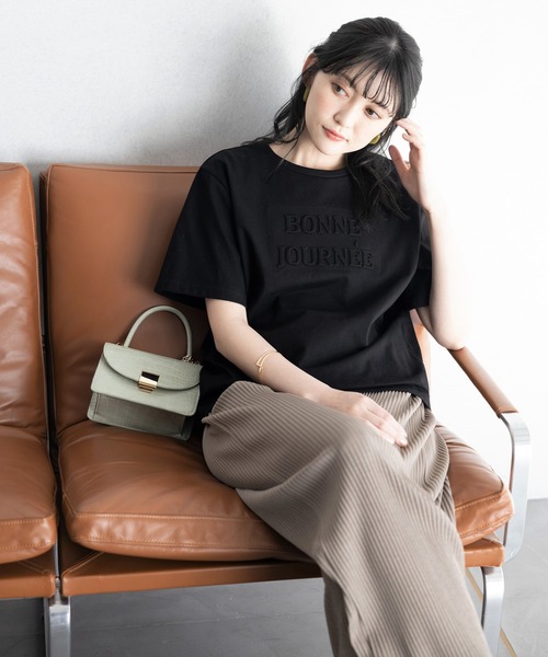 GeeRA（ジーラ）の「綿100％エンボス加工Ｔシャツ（Tシャツ/カットソー・レディース・ブラック/ホワイト・MEDIUM/LARGE/X-LARGE）」の4枚目の写真