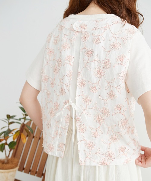 chambre de charme（シャンブルドゥシャーム）の「●cdc デージー刺繍 ベスト（ベスト・レディース・レッド/ホワイト・FREE）」の2枚目の写真